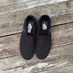 Women’s 9.5 black on black 1-inch platform vans